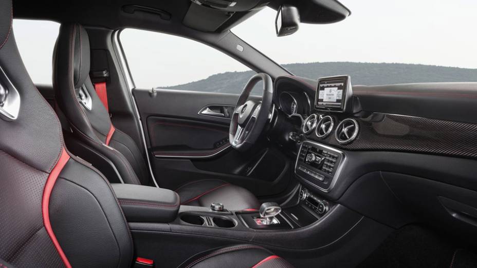 O interior tem bancos esportivos com detalhes em vermelho, mesma tonalidade dos cintos de segurança | <a href="https://gutenberg.quatrorodas.abril.com.br/noticias/saloes/detroit-2014/mercedes-benz-revela-gla-amg-766617.shtml" rel="migration">Leia mais</a>