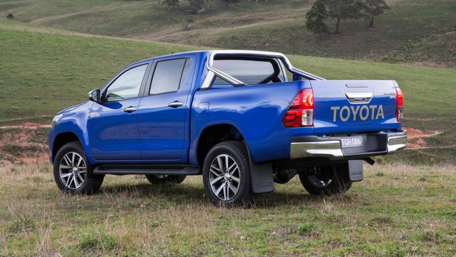 Picape está 70 mm mais comprida e 20 mm mais larga do que sua antecessora | <a href="https://gutenberg.quatrorodas.abril.com.br/noticias/fabricantes/toyota-revela-nova-hilux-2016-867763.shtml" rel="migration">Leia mais</a>