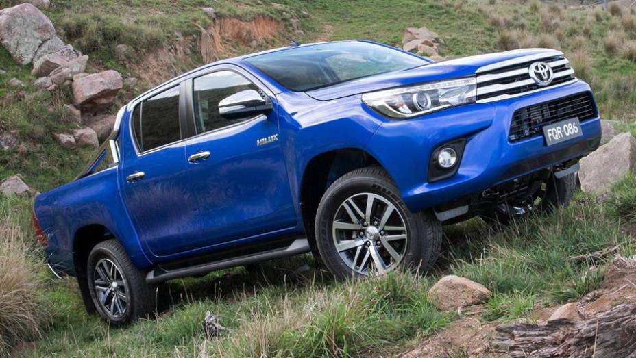 Modelo deve chegar ao mercado brasileiro no início do ano que vem | <a href="https://gutenberg.quatrorodas.abril.com.br/noticias/fabricantes/toyota-revela-nova-hilux-2016-867763.shtml" rel="migration">Leia mais</a>