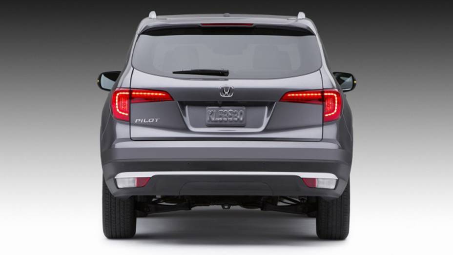 A traseira tem lanternas com formato que lembram um bumerangue, remetendo ao HR-V | <a href="https://gutenberg.quatrorodas.abril.com.br/noticias/fabricantes/honda-divulga-imagens-pilot-2016-835540.shtml" rel="migration">Leia mais</a>