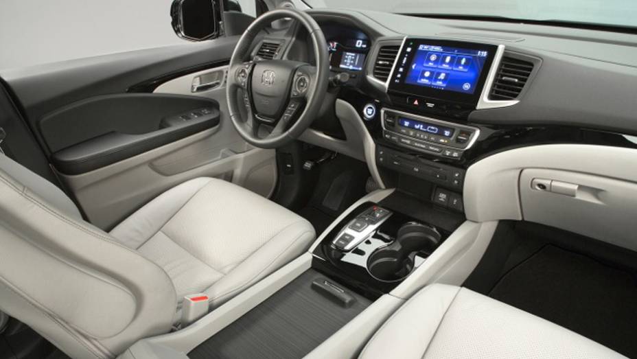 Luxo e conforto na cabine com destaque para a grande tela no centro do painel | <a href="https://gutenberg.quatrorodas.abril.com.br/noticias/fabricantes/honda-divulga-imagens-pilot-2016-835540.shtml" rel="migration">Leia mais</a>