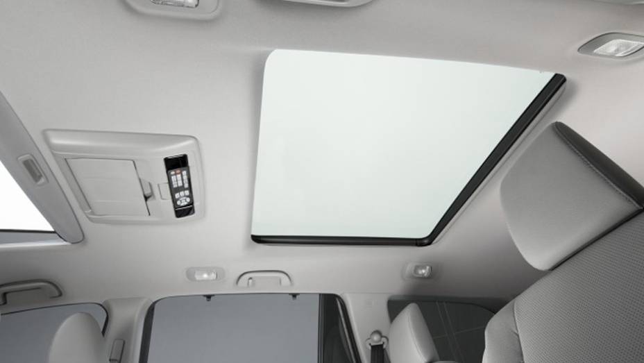Modelo vem equipado com teto solar duplo | <a href="https://gutenberg.quatrorodas.abril.com.br/noticias/fabricantes/honda-divulga-imagens-pilot-2016-835540.shtml" rel="migration">Leia mais</a>