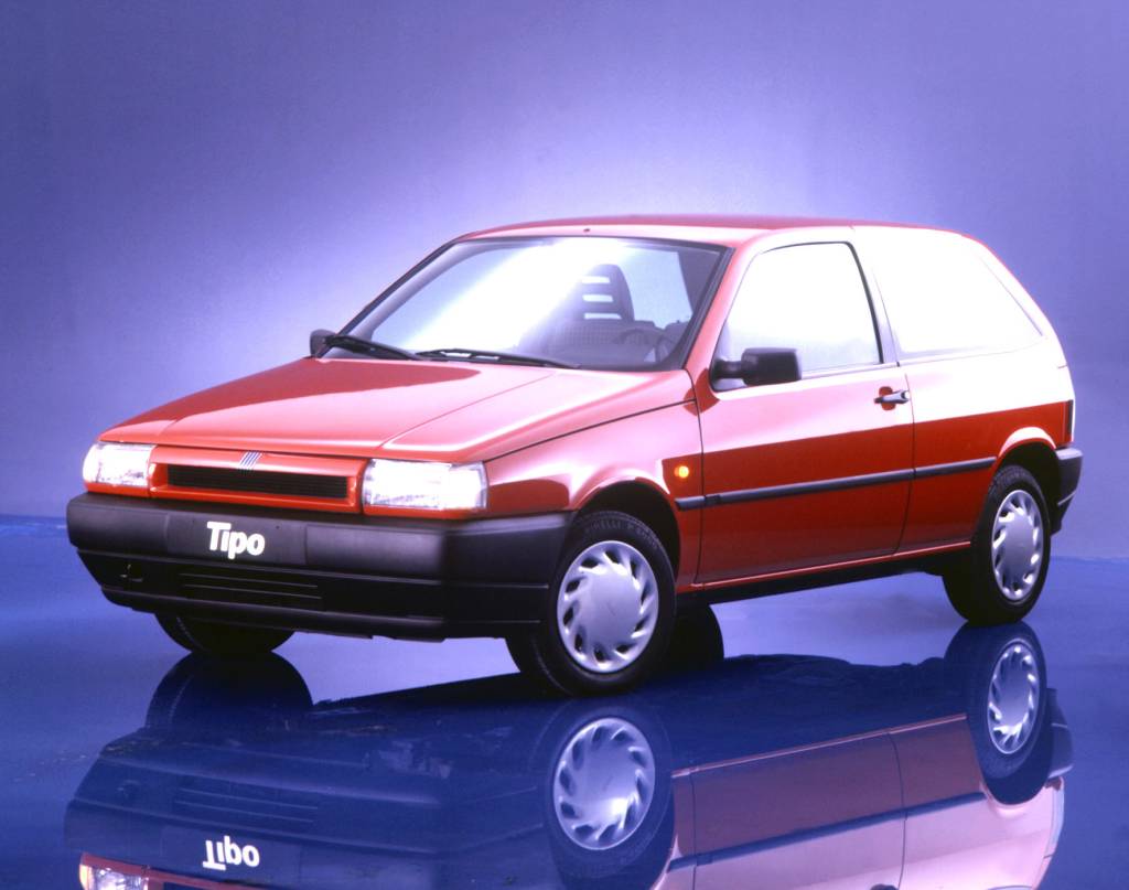 Fiat Tipo Além de ser considerado um modelo médio, o Tipo era importado quando conquistou a liderança