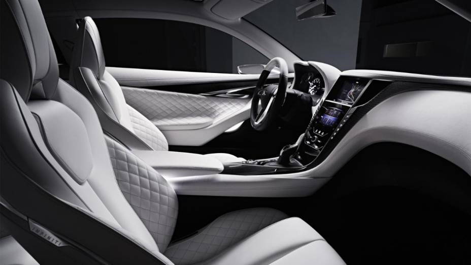 Interior é marcado pelo luxo e sofisticação, como bancos com acolchoamento lateral | <a href="https://gutenberg.quatrorodas.abril.com.br/noticias/saloes/detroit-2015/infiniti-revela-q60-concept-detroit-824520.shtml" rel="migration">Leia mais</a>