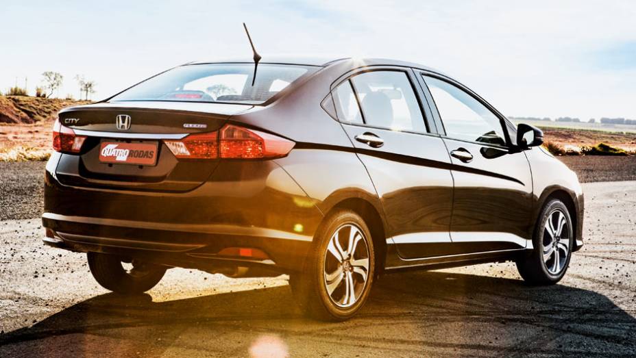 Médios: Honda City 1.5 16V Flex - 9,3 km/l etanol - 13,3 km/l gasolina | <a href="https://gutenberg.quatrorodas.abril.com.br/noticias/mercado/inmetro-divulga-ranking-2015-programa-etiquetagem-veicular-827512.shtml" rel="migration">Leia mais</a>
