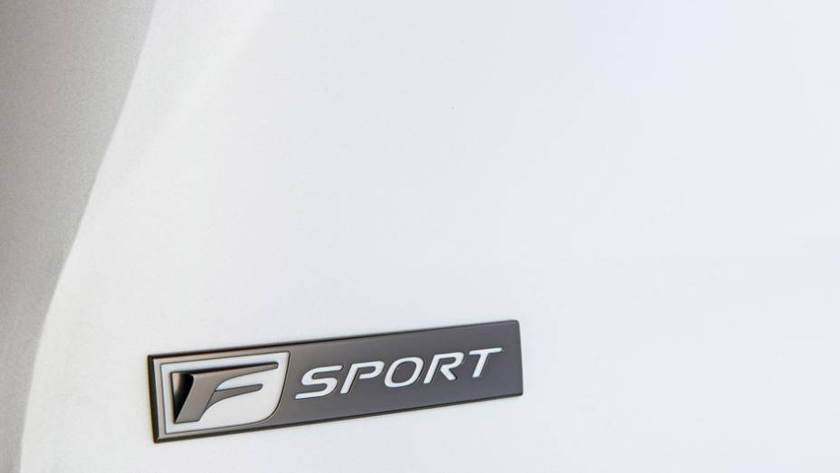 Versão F SPORT | <a href="https://gutenberg.quatrorodas.abril.com.br/noticias/saloes/pequim-2014/lexus-revela-crossover-nx-2015-pequim-780341.shtml" rel="migration">Leia mais</a>