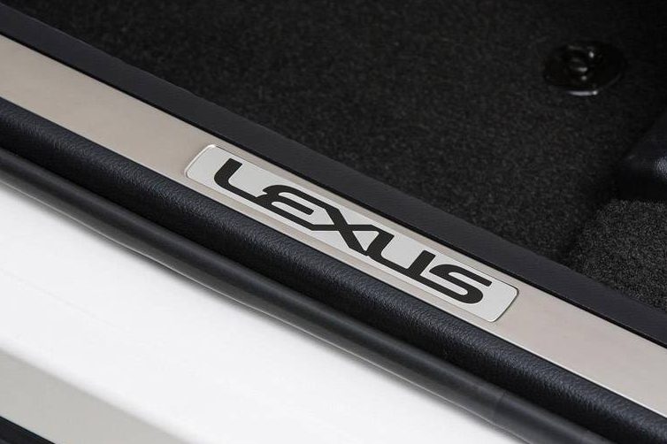 Detalhe da soleira do NX | <a href="https://gutenberg.quatrorodas.abril.com.br/noticias/saloes/pequim-2014/lexus-revela-crossover-nx-2015-pequim-780341.shtml" rel="migration">Leia mais</a>