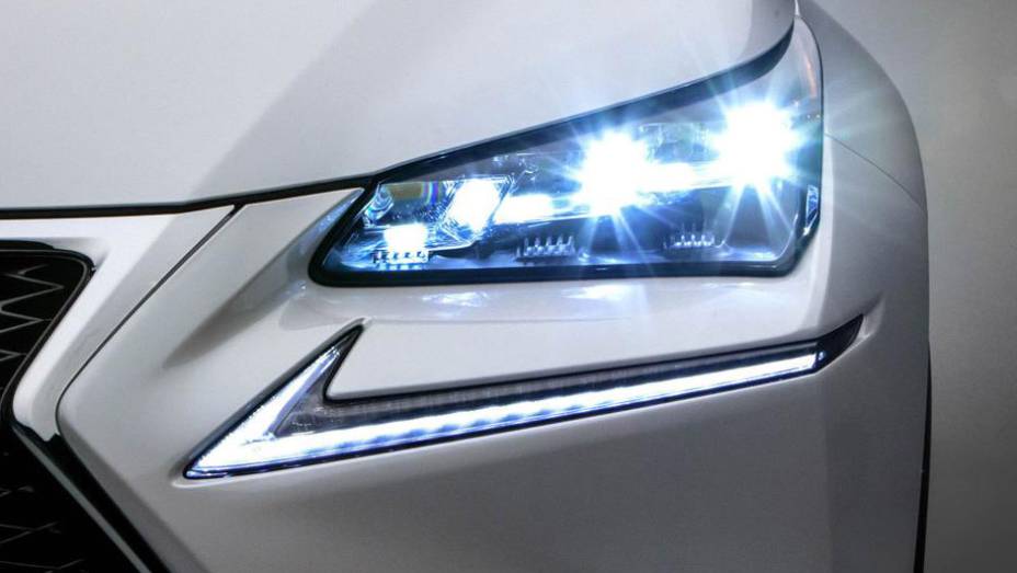 Conjunto ótico com luzes de uso diurno e faróis de led | <a href="https://gutenberg.quatrorodas.abril.com.br/noticias/saloes/pequim-2014/lexus-revela-crossover-nx-2015-pequim-780341.shtml" rel="migration">Leia mais</a>