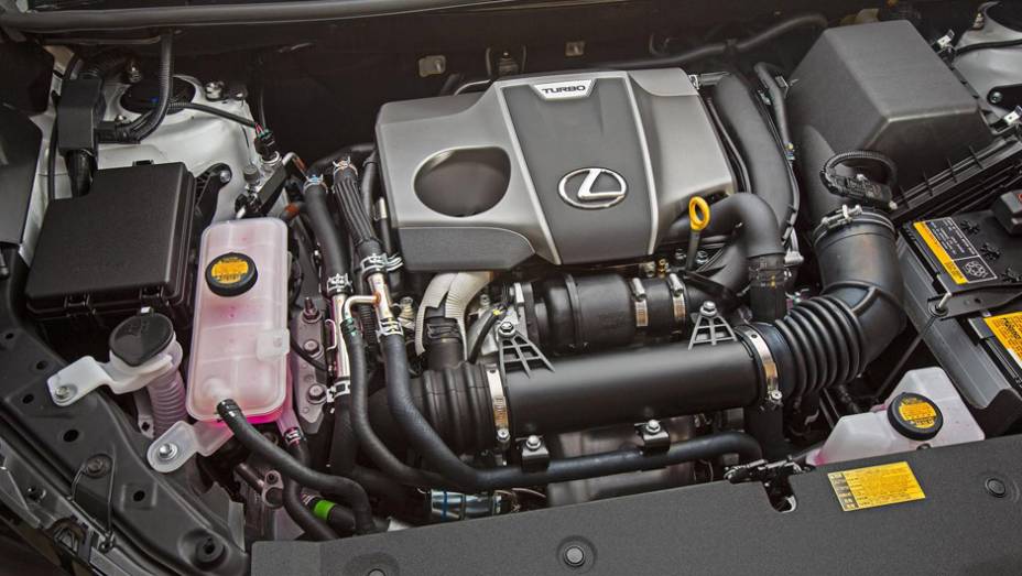 Motor quatro cilindros 2.0 litros turbo gerando 238 cavalos e 35.67 mkgf de torque | <a href="https://gutenberg.quatrorodas.abril.com.br/noticias/saloes/pequim-2014/lexus-revela-crossover-nx-2015-pequim-780341.shtml" rel="migration">Leia mais</a>