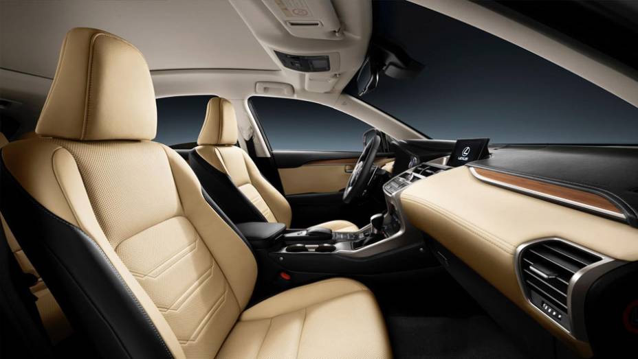 Interior preto e creme com detalhes metálicos e em madeira do NX | <a href="https://gutenberg.quatrorodas.abril.com.br/noticias/saloes/pequim-2014/lexus-revela-crossover-nx-2015-pequim-780341.shtml" rel="migration">Leia mais</a>