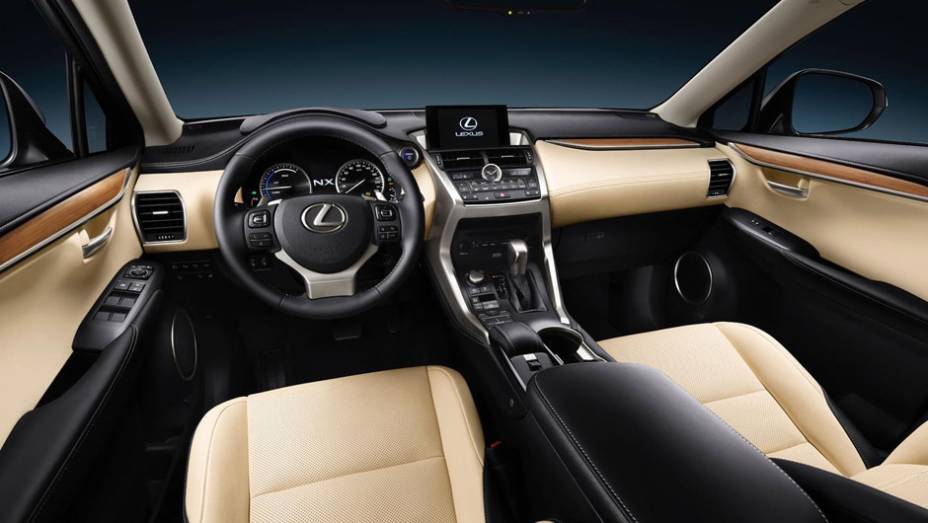 Interior preto e creme com detalhes metálicos e em madeira do NX | <a href="https://gutenberg.quatrorodas.abril.com.br/noticias/saloes/pequim-2014/lexus-revela-crossover-nx-2015-pequim-780341.shtml" rel="migration">Leia mais</a>