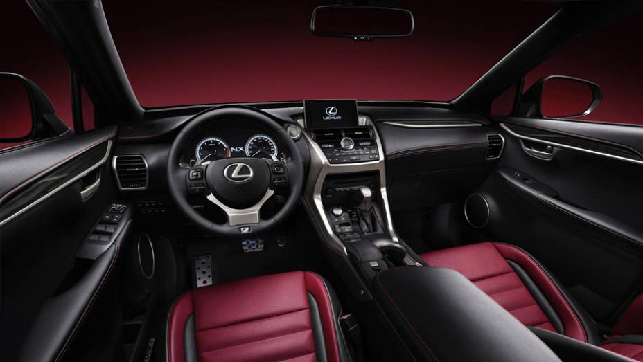 Versão do NX com interior preto com estofamento roxo e detalhes metálicos | <a href="https://gutenberg.quatrorodas.abril.com.br/noticias/saloes/pequim-2014/lexus-revela-crossover-nx-2015-pequim-780341.shtml" rel="migration">Leia mais</a>