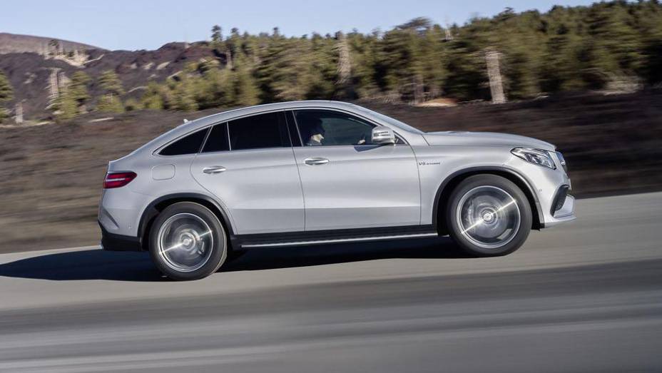 Utilitário com visual esportivo e rodas de 22 polegadas | <a href="https://gutenberg.quatrorodas.abril.com.br/noticias/saloes/detroit-2015/mercedes-amg-gle63-s-coupe-revelada-oficialmente-detroit-824420.shtml" rel="migration">Leia mais</a>