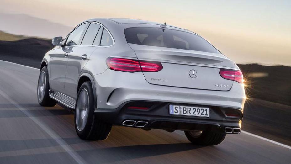 Traseira com destaque para luzes de LED e as quatro saídas do escapamento | <a href="https://gutenberg.quatrorodas.abril.com.br/noticias/saloes/detroit-2015/mercedes-amg-gle63-s-coupe-revelada-oficialmente-detroit-824420.shtml" rel="migration">Leia mais</a> Traseira com destaque para luzes de LED e as quatro saídas do escapamento | <a href="https://gutenberg.quatrorodas.abril.com.br/noticias/saloes/detroit-2015/mercedes-amg-gle63-s-coupe-revelada-oficialmente-detroit-824420.shtml" rel="migration">Leia mais</a>