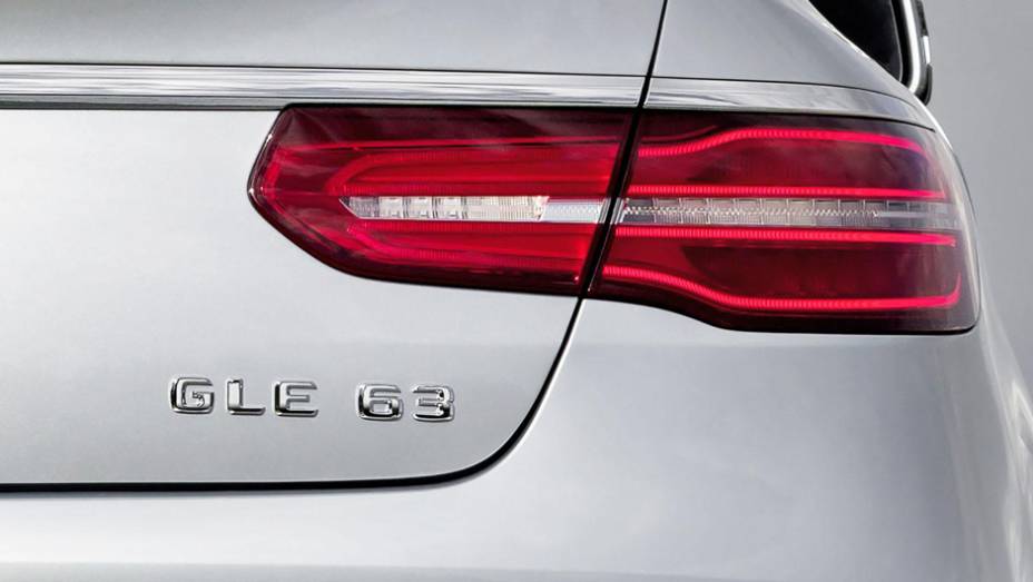 Desenho sóbrio chama atenção do modelo | <a href="https://gutenberg.quatrorodas.abril.com.br/noticias/saloes/detroit-2015/mercedes-amg-gle63-s-coupe-revelada-oficialmente-detroit-824420.shtml" rel="migration">Leia mais</a> Desenho sóbrio chama atenção do modelo | <a href="https://gutenberg.quatrorodas.abril.com.br/noticias/saloes/detroit-2015/mercedes-amg-gle63-s-coupe-revelada-oficialmente-detroit-824420.shtml" rel="migration">Leia mais</a>