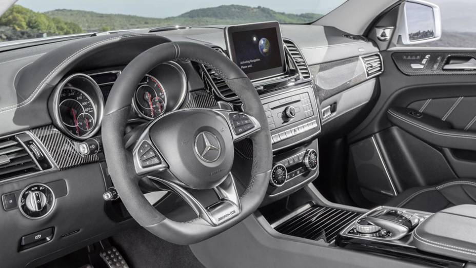 Acabamento dentro da cabine é em fibra de carbono | <a href="https://gutenberg.quatrorodas.abril.com.br/noticias/saloes/detroit-2015/mercedes-amg-gle63-s-coupe-revelada-oficialmente-detroit-824420.shtml" rel="migration">Leia mais</a>