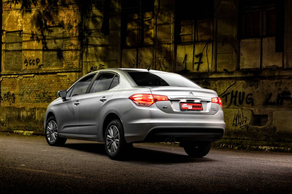 Citroën C4 Lounge Origine Cromados, leds e ponteira dupla de escapamento fazem parte da aparência