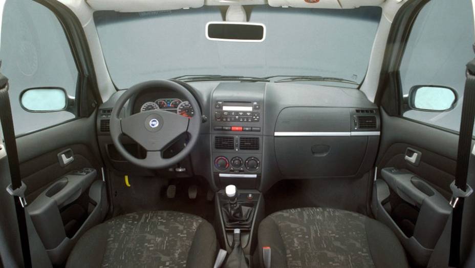 O interior mudou, mas a disposição dos comandos e a posição de dirigir eram as mesmas O interior mudou, mas a disposição dos comandos e a posição de dirigir eram as mesmas