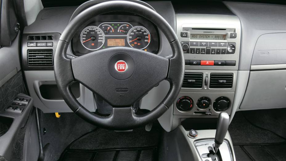 A versão Dualogic, equipada com câmbio automatizado, era a grande novidade A versão Dualogic, equipada com câmbio automatizado, era a grande novidade