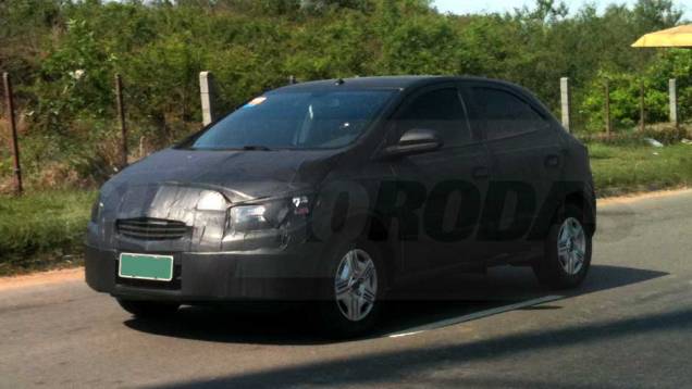 A versão básica, fotografada por Paulo Della Latte, terá calotas em vez de rodas de liga leve | <a href="https://gutenberg.quatrorodas.abril.com.br/noticias/segredo/vergonha-chevrolet-onix-desfila-pelas-ruas-699110.shtml" rel="migration">Leia mais</a> A versão básica, fotografada por Paulo Della Latte, terá calotas em vez de rodas de liga leve | <a href="https://gutenberg.quatrorodas.abril.com.br/noticias/segredo/vergonha-chevrolet-onix-desfila-pelas-ruas-699110.shtml" rel="migration">Leia mais</a>
