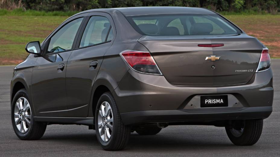 Sedã foi desenvolvido em conjunto com o hatch Ônix | <a href="https://gutenberg.quatrorodas.abril.com.br/carros/lancamentos/novo-chevrolet-prisma-custa-partir-r-xx-xxx-733233.shtml" rel="migration">Leia mais</a>
