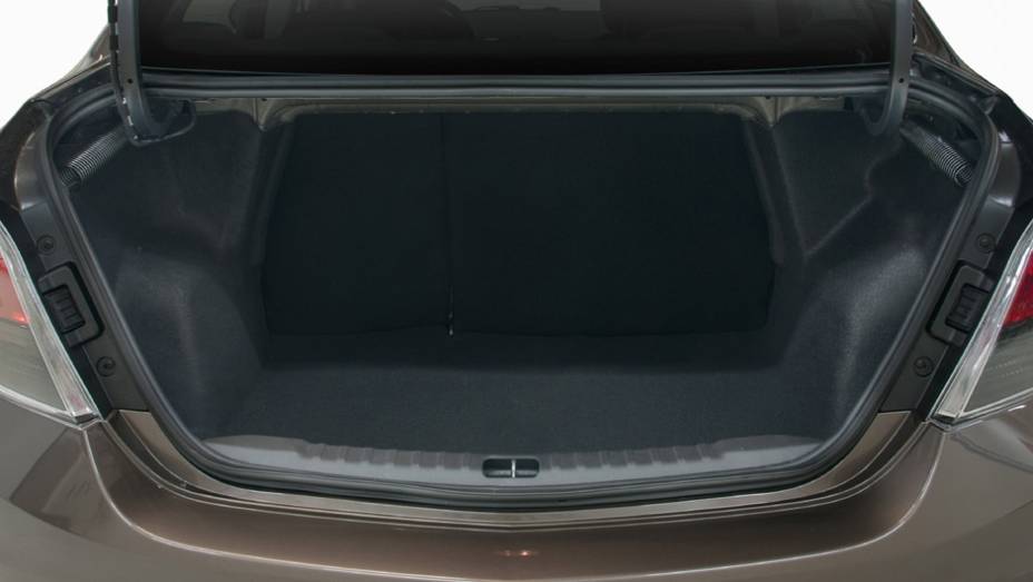 Porta-malas do novo Prisma comporta at&eacute; 500 litros | <a href="https://gutenberg.quatrorodas.abril.com.br/carros/lancamentos/novo-chevrolet-prisma-custa-partir-r-xx-xxx-733233.shtml" rel="migration">Leia mais</a>