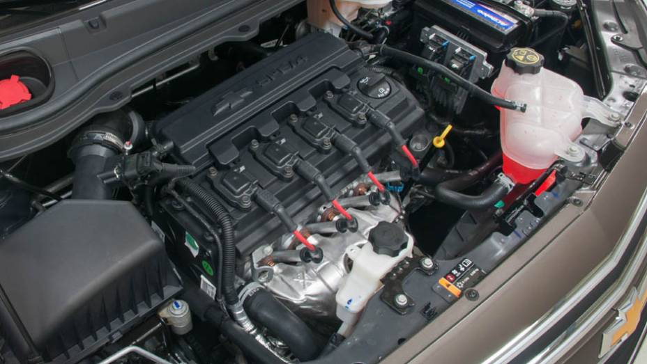 Motor 1.4 entrega 98 cv e 13 mkgf de força quando abastecido com gasolina ou 106 cv e 13,9 mkgf de torque quando o combustível de origem vegetal ocupa o tanque de combustível | <a href="https://gutenberg.quatrorodas.abril.com.br/carros/lancamentos/novo-chevrolet-pris" rel="migration"></a>