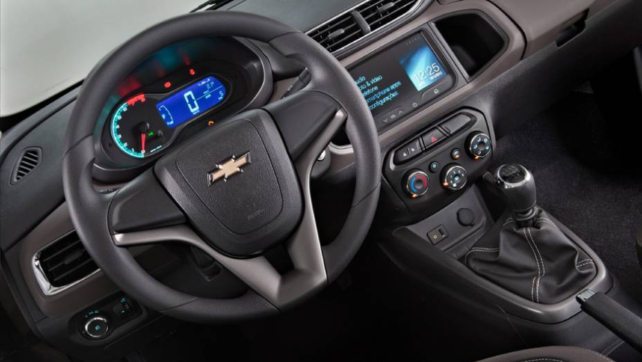 Entre os itens opcionais estão ar-condicionado, câmera de ré para o sistema My Link, DVD de encosto de cabeça | <a href="https://gutenberg.quatrorodas.abril.com.br/carros/lancamentos/novo-chevrolet-prisma-custa-partir-r-xx-xxx-733233.shtml" rel="migration">Leia mais</a>