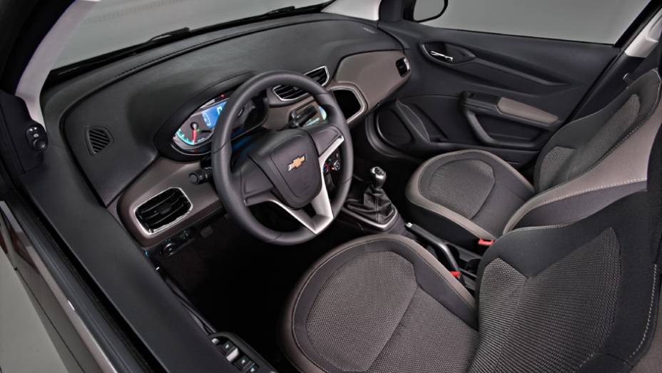 Pedaleira esportiva, friso com inserto cromado e lâmpadas para lanternas e faróis na configuração Effect Blue também podem ser acrescentados pelo consumidor | <a href="https://gutenberg.quatrorodas.abril.com.br/carros/lancamentos/novo-chevrolet-prisma-custa-partir-r-" rel="migration"></a>