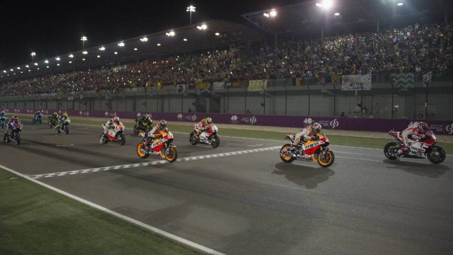 Confira o melhor da Moto GP 2015, etapa do Qatar | <a href="https://gutenberg.quatrorodas.abril.com.br/moto/noticias/rossi-show-fatura-moto-gp-qatar-852000.shtml" rel="migration">Leia mais</a>