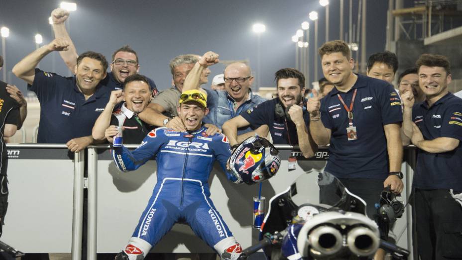 Confira o melhor da Moto GP 2015, etapa do Qatar | <a href="https://gutenberg.quatrorodas.abril.com.br/moto/noticias/rossi-show-fatura-moto-gp-qatar-852000.shtml" rel="migration">Leia mais</a>