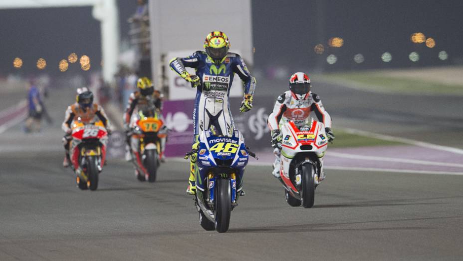 Confira o melhor da Moto GP 2015, etapa do Qatar | <a href="https://gutenberg.quatrorodas.abril.com.br/moto/noticias/rossi-show-fatura-moto-gp-qatar-852000.shtml" rel="migration">Leia mais</a>