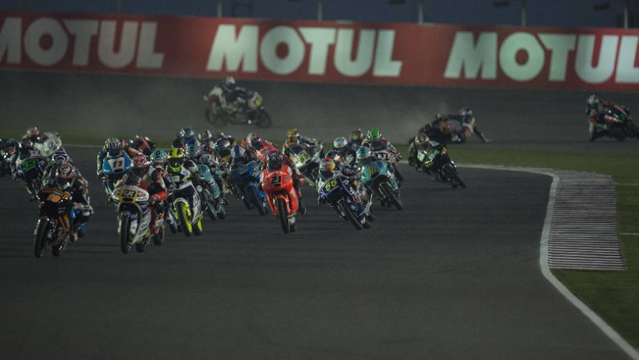 Confira o melhor da Moto GP 2015, etapa do Qatar | <a href="https://gutenberg.quatrorodas.abril.com.br/moto/noticias/rossi-show-fatura-moto-gp-qatar-852000.shtml" rel="migration">Leia mais</a>