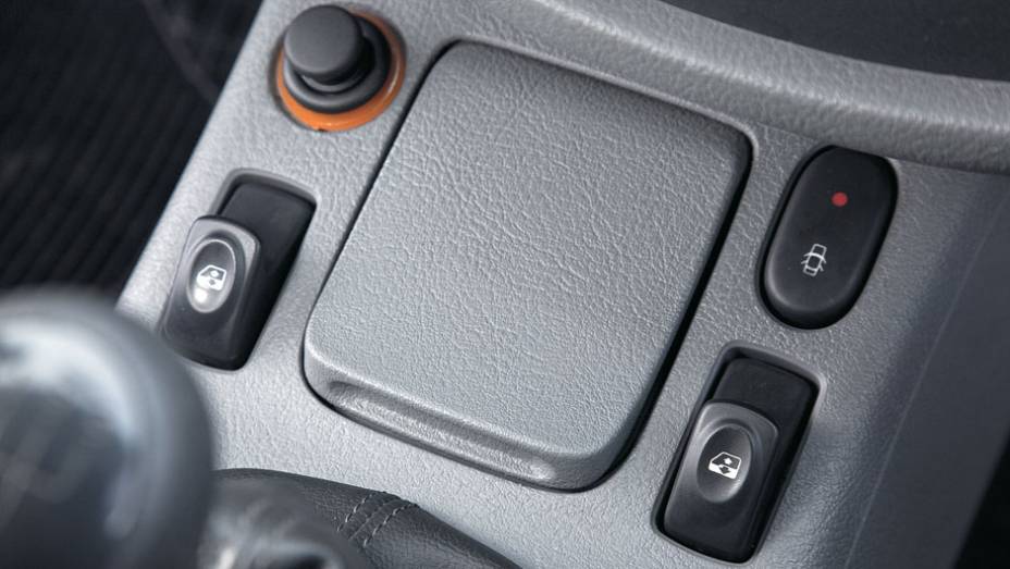 Botões dos vidros são mal localizados Botões dos vidros são mal localizados