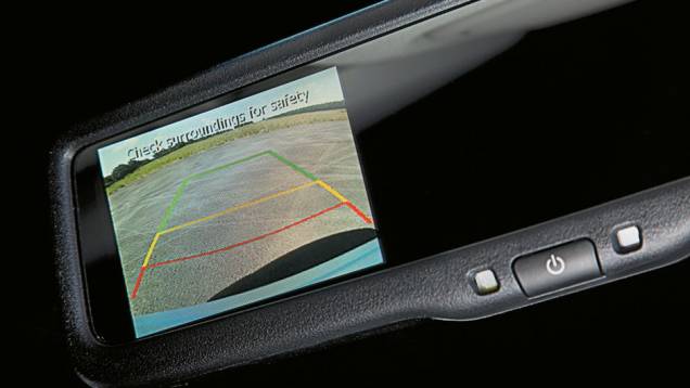 Câmera de ré mostra imagens no retrovisor Câmera de ré mostra imagens no retrovisor