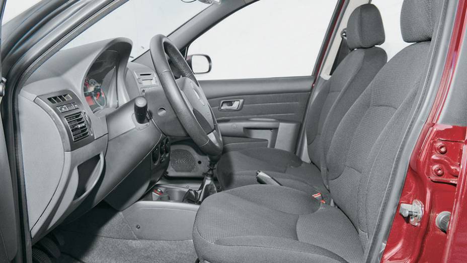 Abas no assento e no encosto dão sustentação nas curvas Abas no assento e no encosto dão sustentação nas curvas