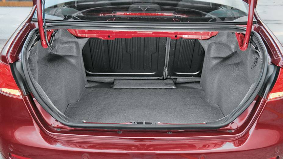 O porta-malas tem volume de 500 litros O porta-malas tem volume de 500 litros