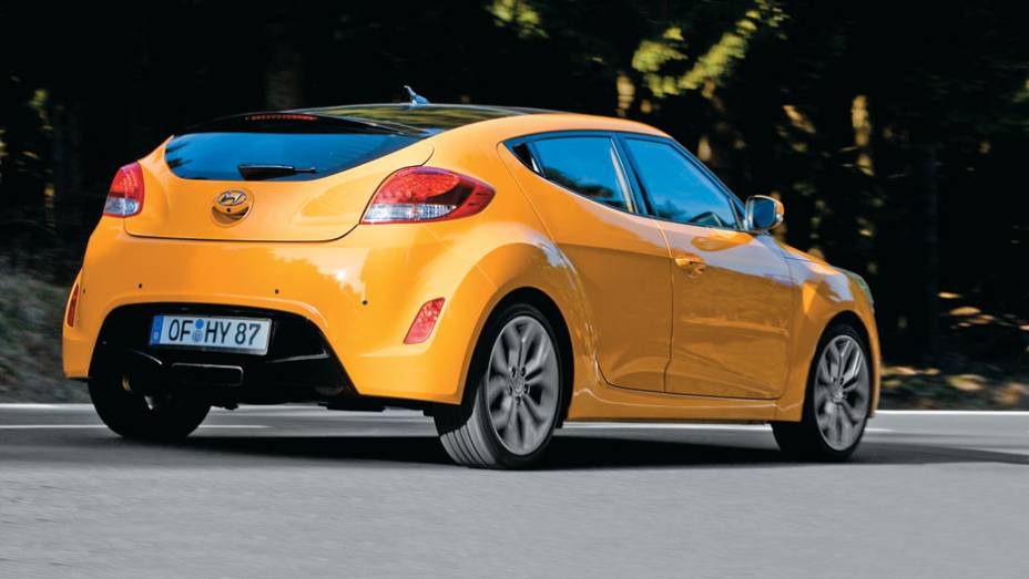 O vidro traseiro, que é dividido em duas partes, avança pelo teto O vidro traseiro, que é dividido em duas partes, avança pelo teto