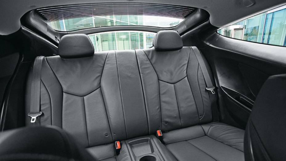 Os passageiros sofrem para passar pela porta... Os passageiros sofrem para passar pela porta...