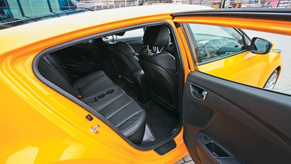 ... traseira ou se sentar sob o teto baixo ... traseira ou se sentar sob o teto baixo