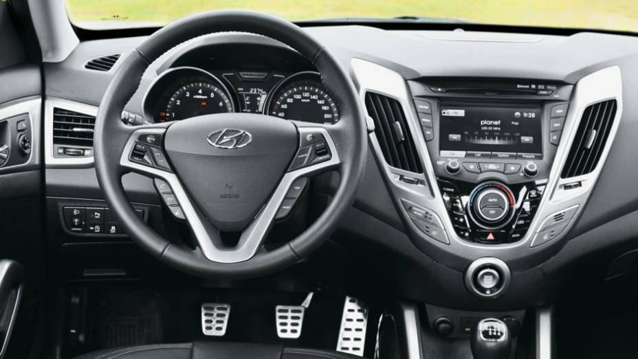 Comandos estão agrupados no centro do painel, inclusive o botão de partida Comandos estão agrupados no centro do painel, inclusive o botão de partida