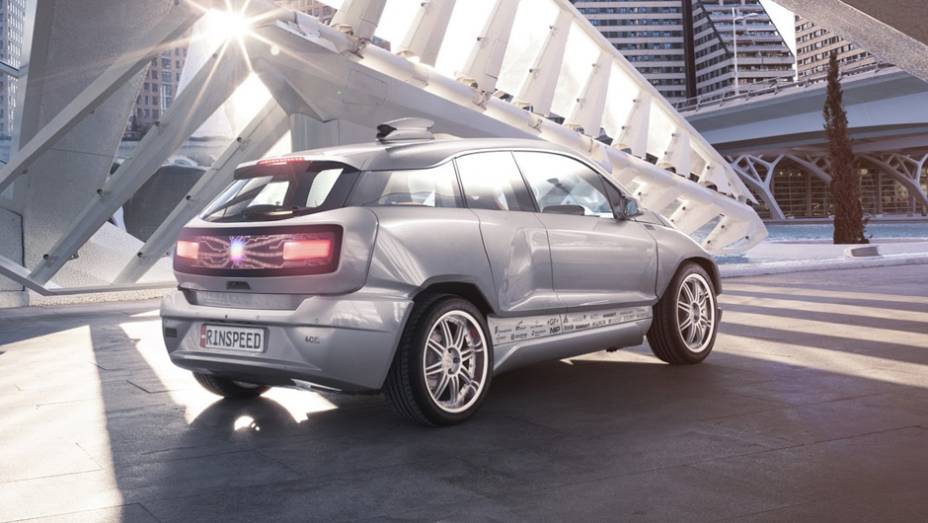 Carroceria esportiva conta com paineis que integram luzes de alerta do veículo | <a href="https://gutenberg.quatrorodas.abril.com.br/noticias/saloes/genebra-2015/rinspeed-transforma-bmw-i3-algo-ainda-mais-futurista-838080.shtml" rel="migration">Leia mais</a> Carroceria esportiva conta com paineis que integram luzes de alerta do veículo | <a href="https://gutenberg.quatrorodas.abril.com.br/noticias/saloes/genebra-2015/rinspeed-transforma-bmw-i3-algo-ainda-mais-futurista-838080.shtml" rel="migration">Leia mais</a>