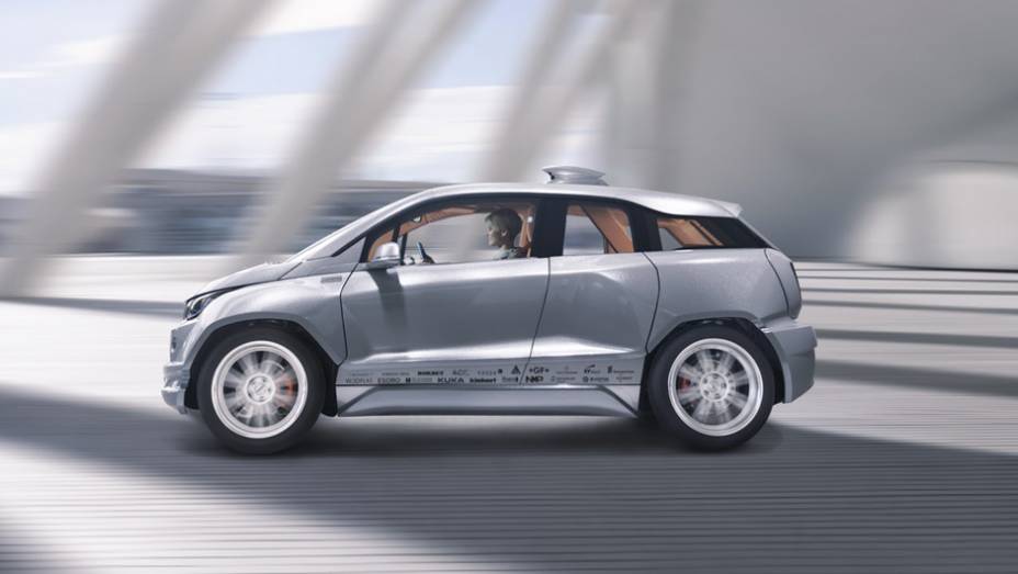 Visual esportivo é completado pelas rodas de 19 polegadas | <a href="https://gutenberg.quatrorodas.abril.com.br/noticias/saloes/genebra-2015/rinspeed-transforma-bmw-i3-algo-ainda-mais-futurista-838080.shtml" rel="migration">Leia mais</a> Visual esportivo é completado pelas rodas de 19 polegadas | <a href="https://gutenberg.quatrorodas.abril.com.br/noticias/saloes/genebra-2015/rinspeed-transforma-bmw-i3-algo-ainda-mais-futurista-838080.shtml" rel="migration">Leia mais</a>