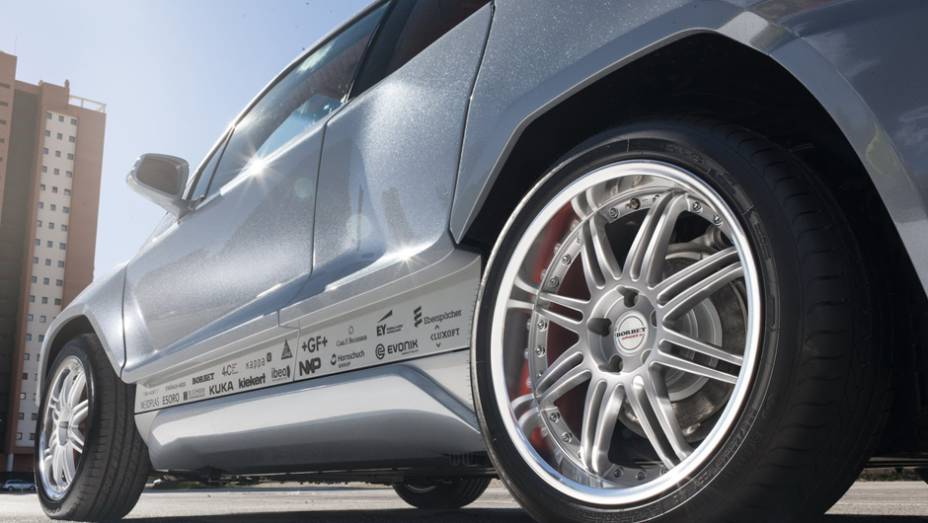 Destaque para pintura metalizada e os logos de todas empresas envolvidas no trabalho da Rinspeed | <a href="https://gutenberg.quatrorodas.abril.com.br/noticias/saloes/genebra-2015/rinspeed-transforma-bmw-i3-algo-ainda-mais-futurista-838080.shtml" rel="migration">Leia mais</a>