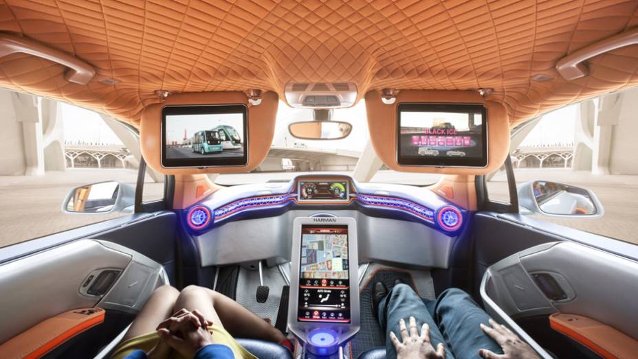Interior parece uma nave espacial com grandes telas do sistema de entretenimento e informação | <a href="https://gutenberg.quatrorodas.abril.com.br/noticias/saloes/genebra-2015/rinspeed-transforma-bmw-i3-algo-ainda-mais-futurista-838080.shtml" rel="migration">Leia mais</a>