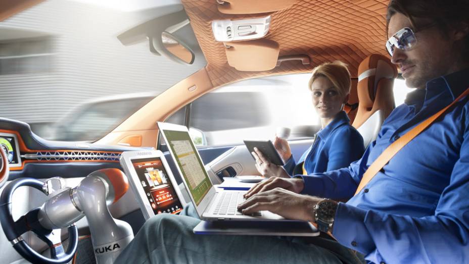 Com a direção autônoma ativada, conforto para os dois ocupantes se distraírem no trajeto | <a href="https://gutenberg.quatrorodas.abril.com.br/noticias/saloes/genebra-2015/rinspeed-transforma-bmw-i3-algo-ainda-mais-futurista-838080.shtml" rel="migration">Leia mais</a>