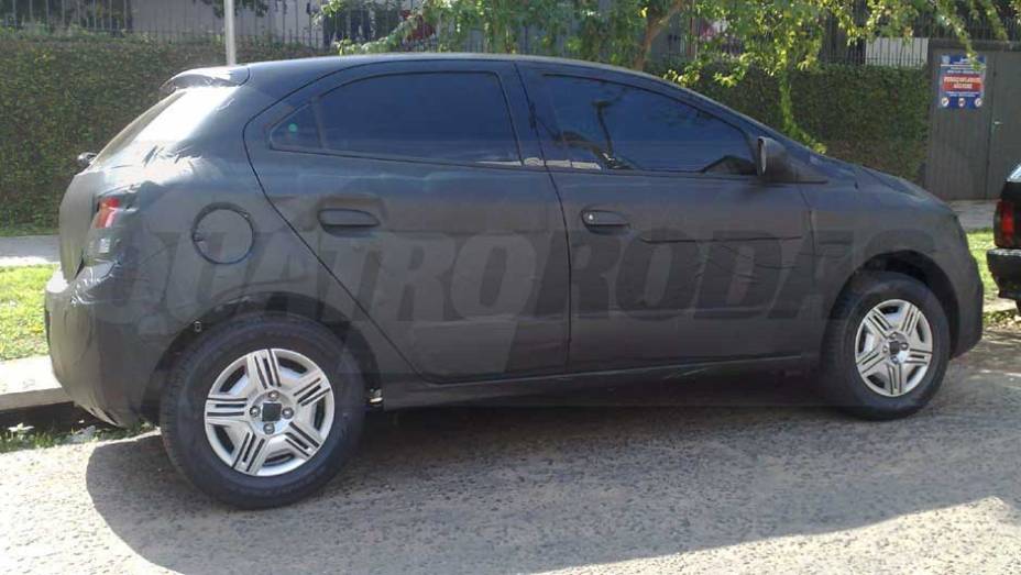 O Ônix usará versões evoluídas dos conhecidos motores 1.0 e 1.4 empregados no Celta; haverá também uma versão sedã, que deve tomar o lugar do Prisma | <a href="https://gutenberg.quatrorodas.abril.com.br/noticias/segredo/vergonha-chevrolet-onix-desfila-pelas-ruas-6991" rel="migration"></a>