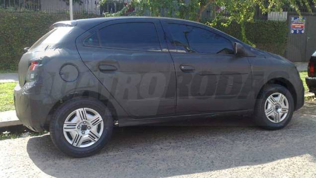O Ônix usará versões evoluídas dos conhecidos motores 1.0 e 1.4 empregados no Celta; haverá também uma versão sedã, que deve tomar o lugar do Prisma | <a href="https://gutenberg.quatrorodas.abril.com.br/noticias/segredo/vergonha-chevrolet-onix-desfila-pelas-ruas-6991" rel="migration"></a> O Ônix usará versões evoluídas dos conhecidos motores 1.0 e 1.4 empregados no Celta; haverá também uma versão sedã, que deve tomar o lugar do Prisma | <a href="https://gutenberg.quatrorodas.abril.com.br/noticias/segredo/vergonha-chevrolet-onix-desfila-pelas-ruas-6991" rel="migration"></a>