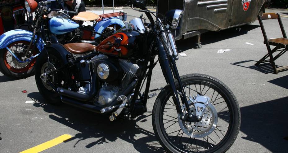 Harley-Davidson choppper com mola sob o selin de couro e frente springer com amortecedor sob o farol | <a href="https://gutenberg.quatrorodas.abril.com.br/moto/noticias/two-wheels-brazil-reune-fabricantes-nacionais-americanos-motos-vintage-644346.shtml" rel="migration">Leia mais</a>
