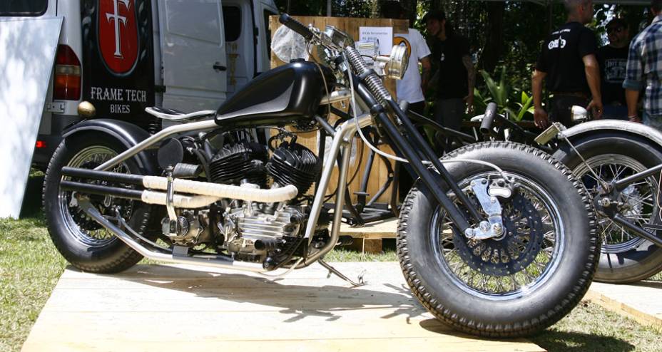 Chopper com motor V2 antigo e chassi artesanal "rabo duro" (sem suspens&atilde;o na traseira), com frente springer | <a href="https://gutenberg.quatrorodas.abril.com.br/moto/noticias/two-wheels-brazil-reune-fabricantes-nacionais-americanos-motos-vintage-644346.shtml" rel="migration">Leia ma</a>